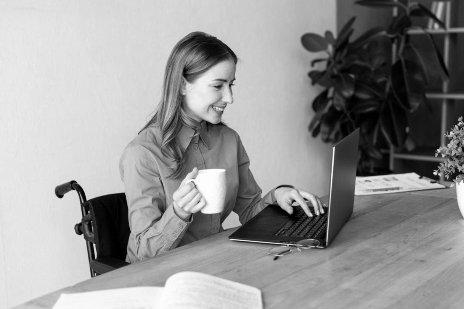 Formation en salle avec participants étudiant les concepts de franchise financière